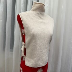 Cream white ribbed sleeveless mock-neck top with side ties, US S.